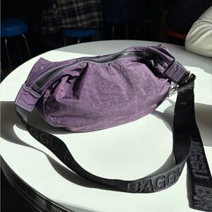 BAGGU MEDIUM GRAPE CRESCENT